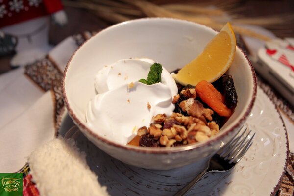 Dried fruit salad with cream