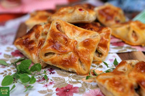 Міні слойки з овочами та копченою куркою