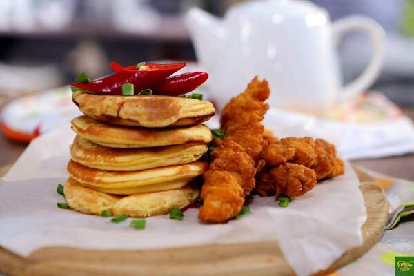 Кукурузные панкейки с курицей фри и острым медовым сиропом