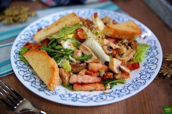 Теплый салат с копченой грудинкой и грибами