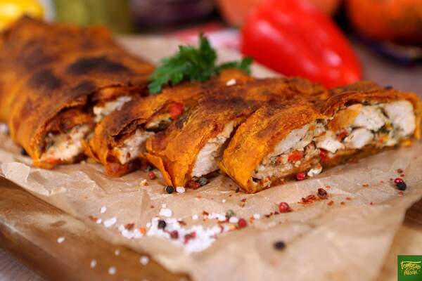 Папричный штрудель с курицей и печеным перцем