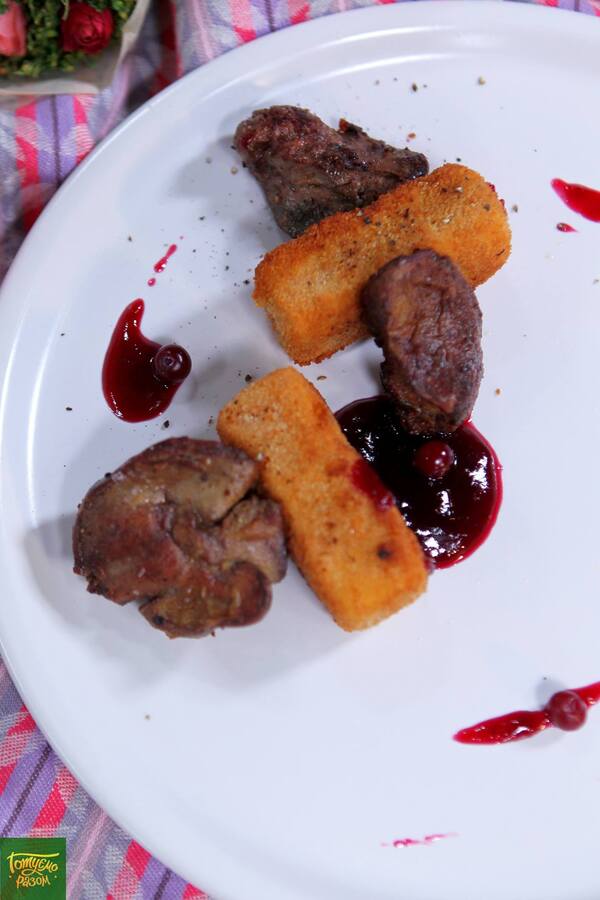Куриная печень с жареным сыром и клюквенным соусом