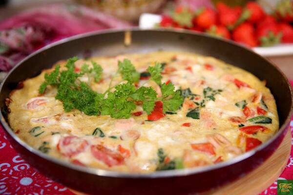 Омлет с клетчаткой и фитнес-сосисками