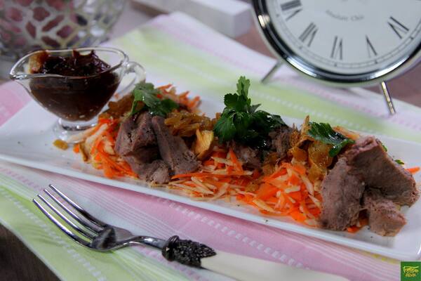 Салат с говяжьим языком и соусом из сухофруктов