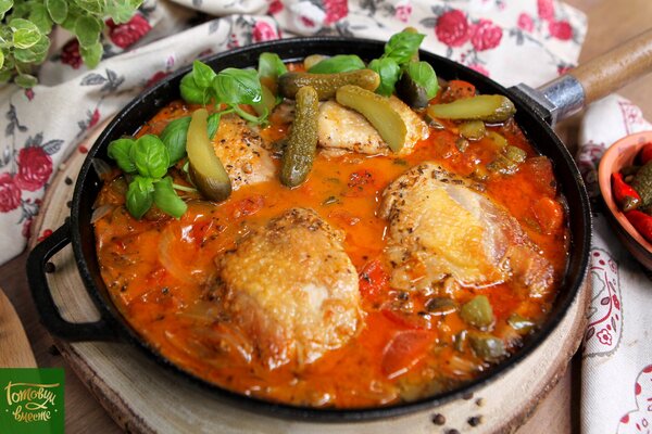 Куриные бедра в томатном соусе с корнишонами
