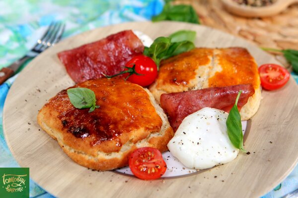 Poached eggs with ham and biscuit
