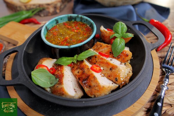 Куриная грудка с соусом релиш из кабачков