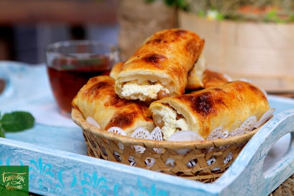 Пиріжки з сиром і родзинками