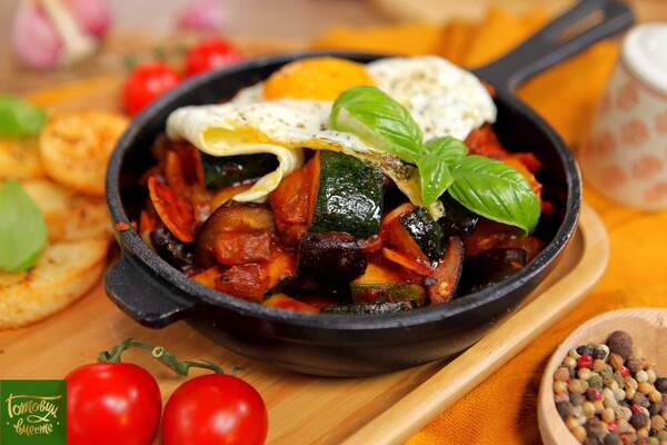 Vegetable ragout pisto manchego with glazunya