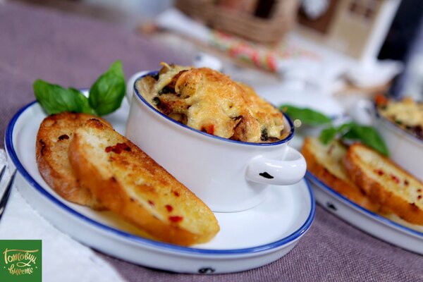 Хлебная страта с грибами и сыром