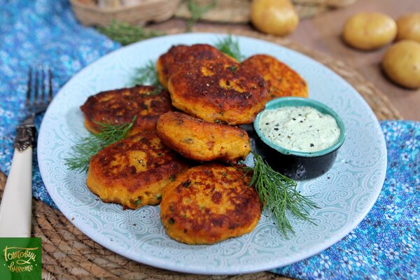 Картофельные котлетки с колбасками и сыром