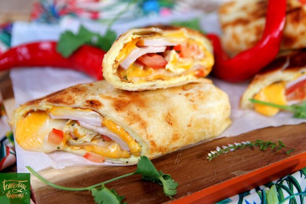 Буррито с омлетом, куриной грудкой и сыром
