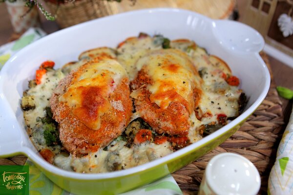 Фаршированное куриное филе запеченное с овощами