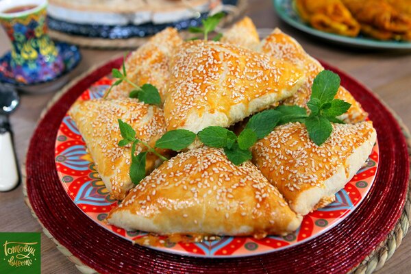 Слоеная самса с ягненком