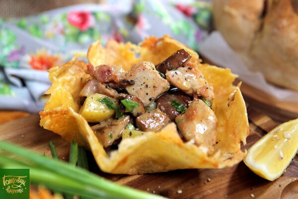 Картофельный салат в сырных корзинках