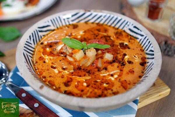 Томатно-сливочный суп с овощами и курицей