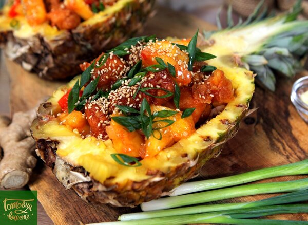 Курица с рисом в ананасе