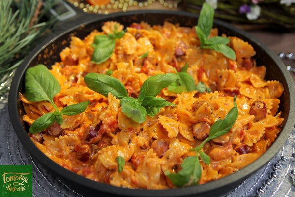 Фарфалле с колбасками