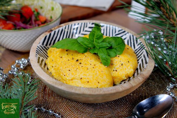 Кукурузная каша Эларджи с томатным салатом