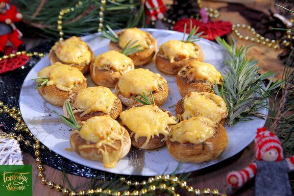 Шляпки грибов с крабовыми палочками и сыром