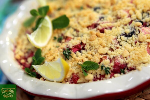 Крамбл с яблоками и черной смородиной