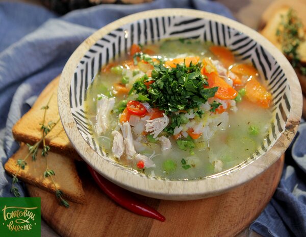 Лимонно-чесночный суп c курицей и рисом