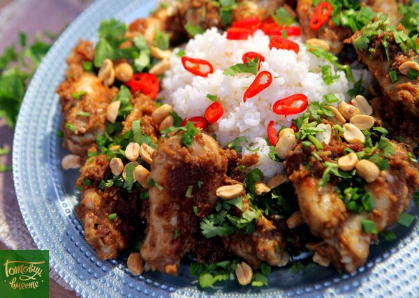 Куриные крылышки тушенные в арахисовом соусе