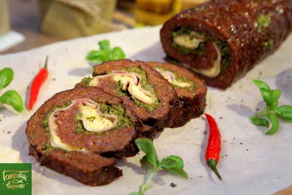 Мясной рулет с соусом песто