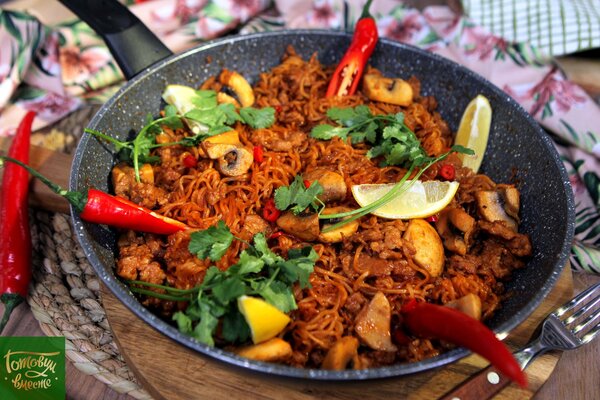 Пшеничная лапша с фаршем и грибами