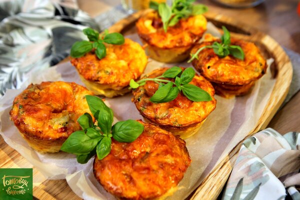 Макаронные маффины с ветчиной и сыром
