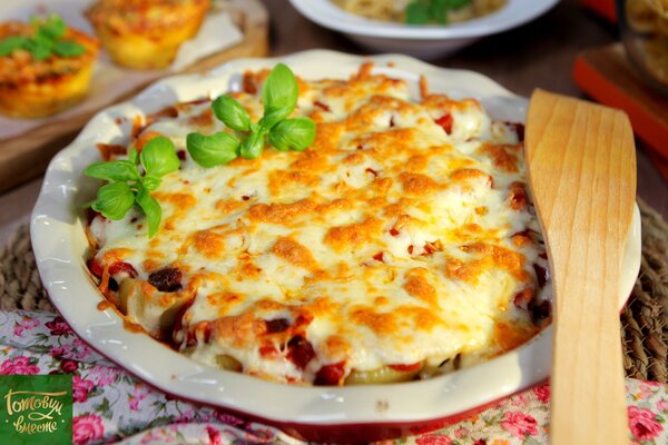 Конкильони с говядиной и свиной грудинкой