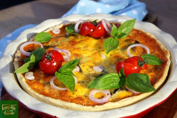 Киш с томатами и луком