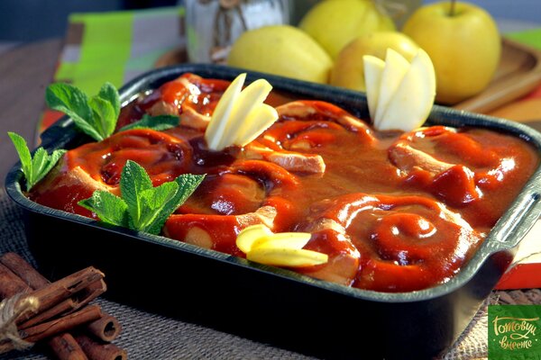 Синнабоны с яблоком и карамелью