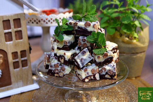 Шоколадные ириски из сгущенки с орехами