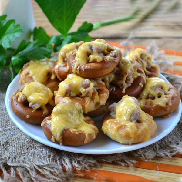 Сушки с фаршем и сыром