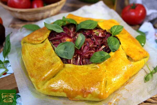 Галета с помидорами, сыром и луком