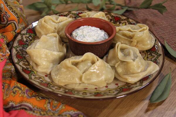 Манты с говядиной и тыквой со сметанным соусом