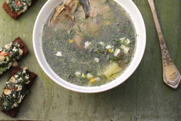 Зелёный борщ с ребрышками и гренками