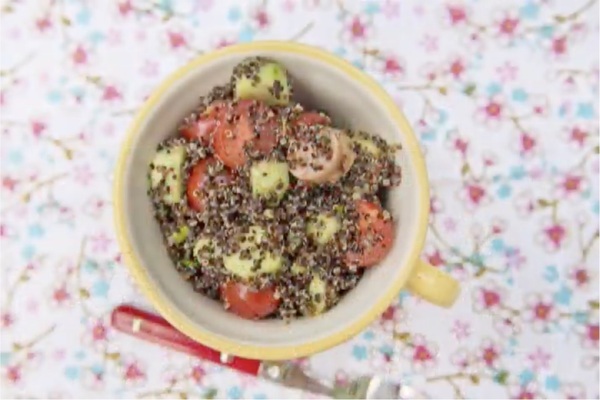 Детский салат с киноа, овощами и сосисками