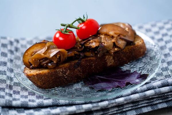 Брускетта с маринованным баклажаном