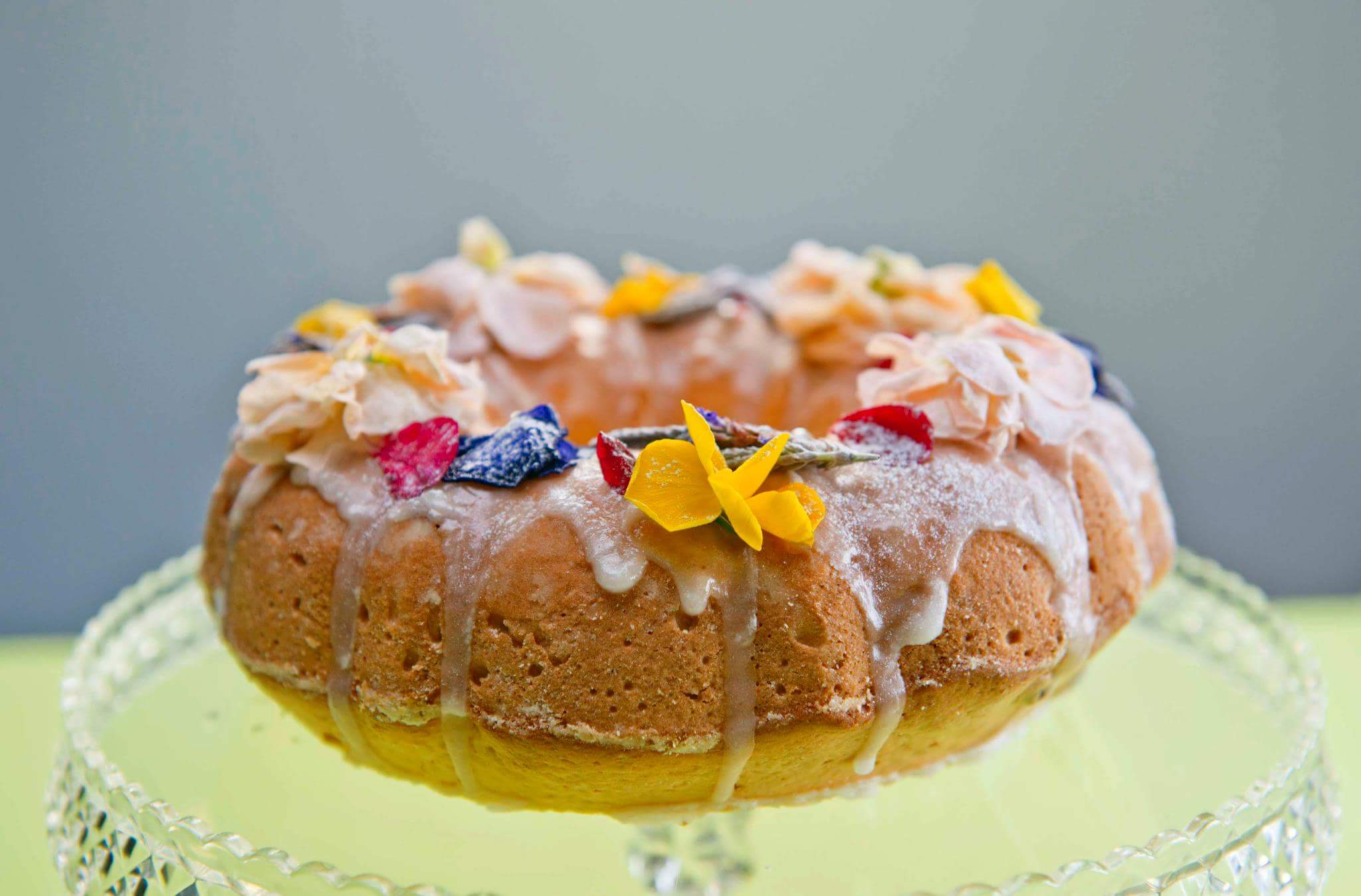 Сметанный кекс с сушеной вишней и съедобными цветами
