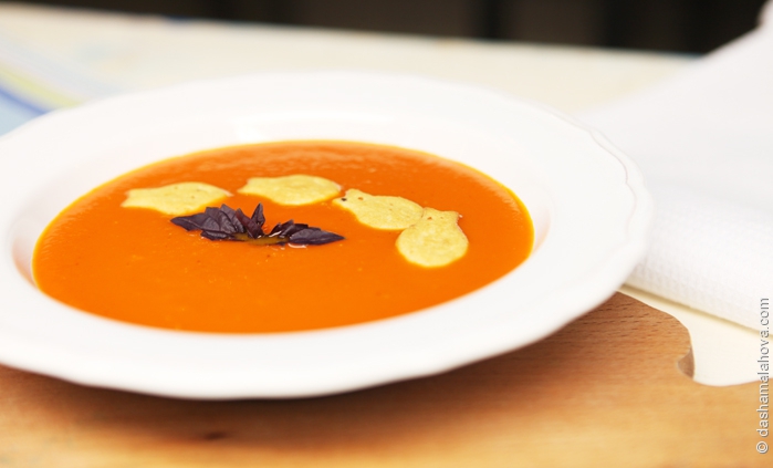 Вегетарианский томатный суп с крекерами